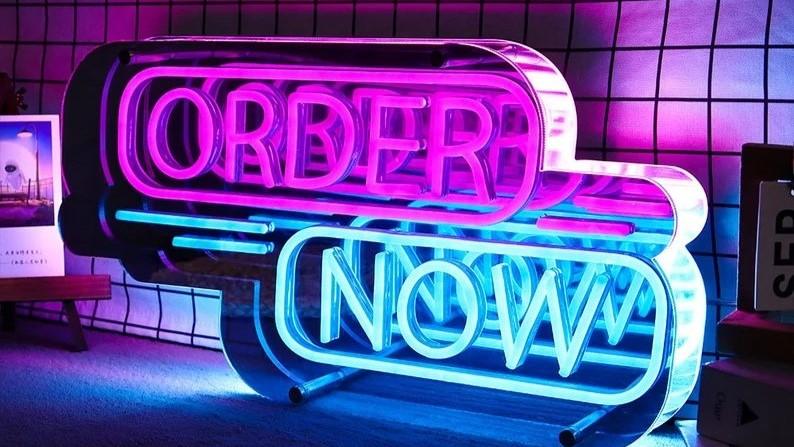 Spiegelungen des Unendlichen: Die Magie von "Mirror Neon" - TOM NEON