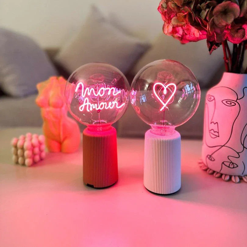 „Mon Amour“ Akku LED Deko-Glühbirne – Stimmungsbild