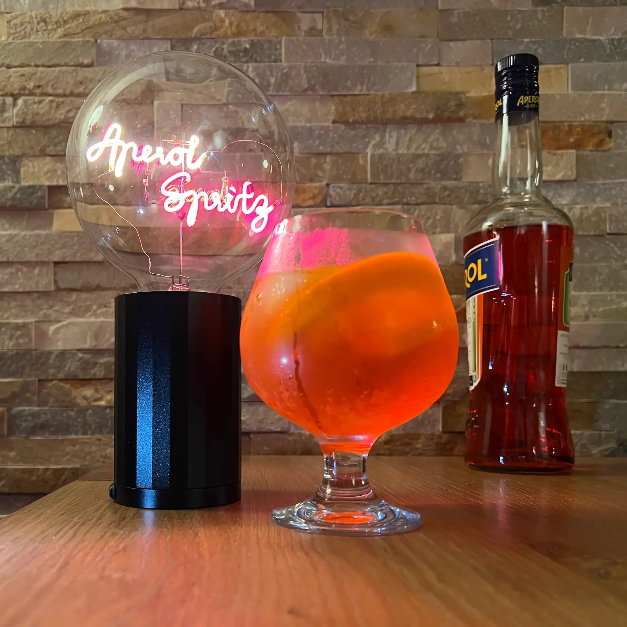 „Aperol Spritz“ Akku LED Deko-Glühbirne – Wohnraum-Szene