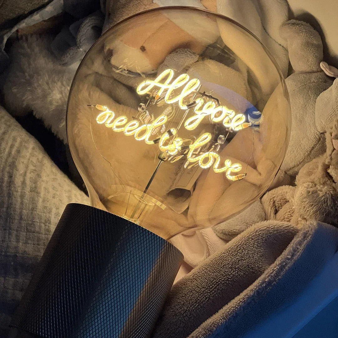 „All You Need Is Love“ Kabel LED Deko-Glühbirne – Detailansicht