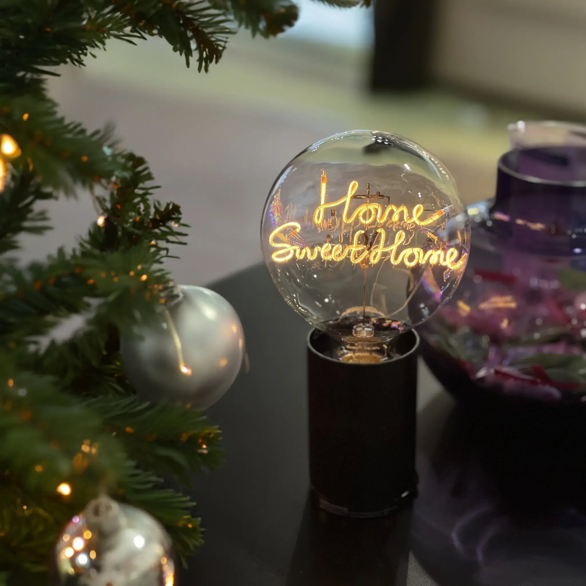 „Home Sweet Home“ Akku LED Deko-Glühbirne – Detailansicht