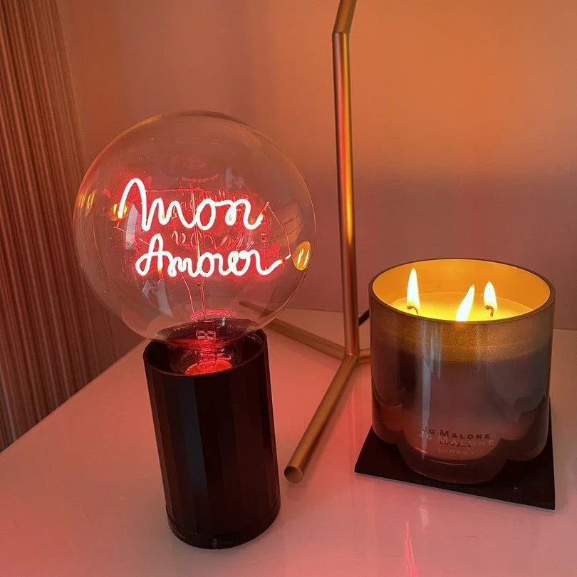 „Mon Amour“ Akku LED Deko-Glühbirne – Detailansicht