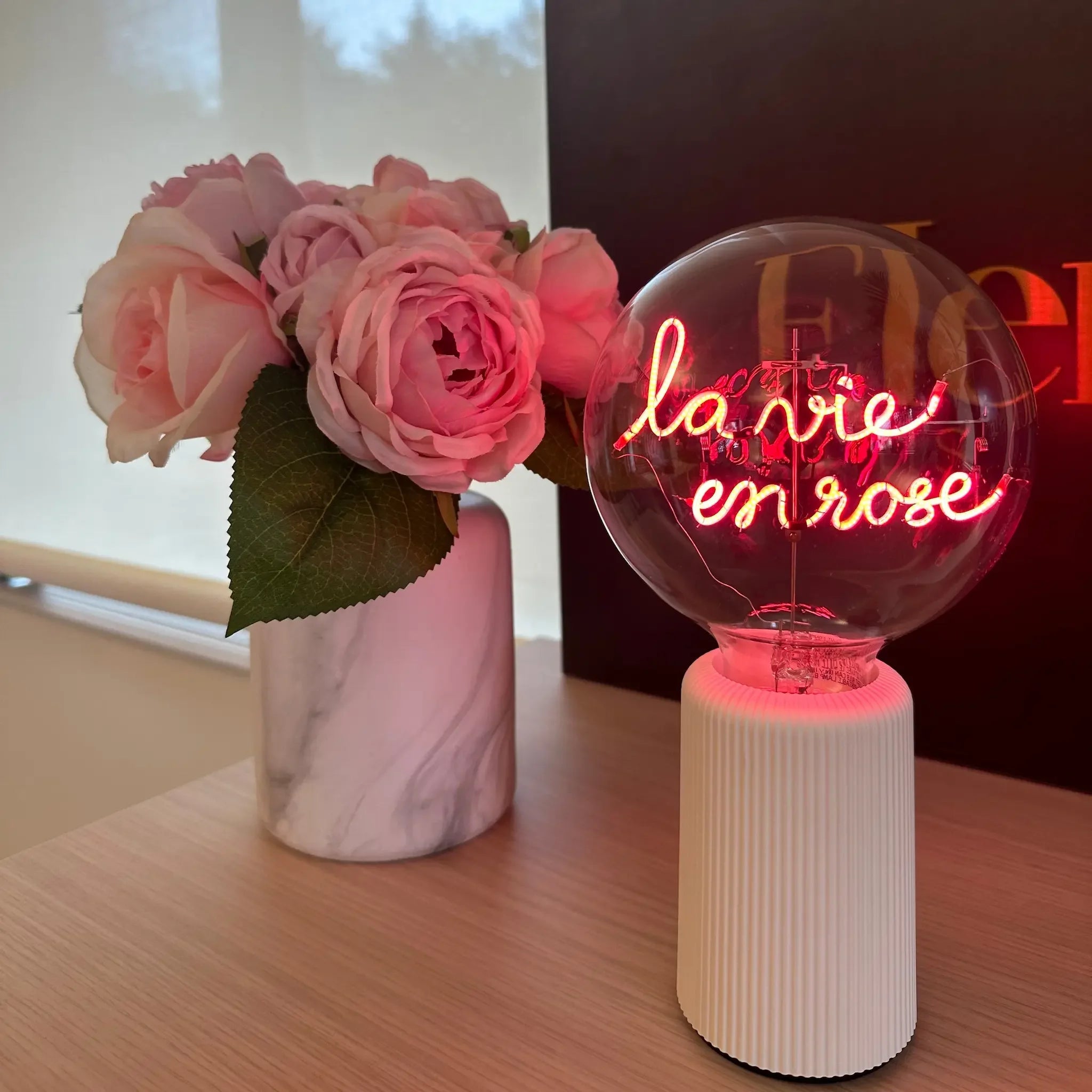 "La Vie en Rose" Akku LED Deko-Glühbirne – Stimmungsbild