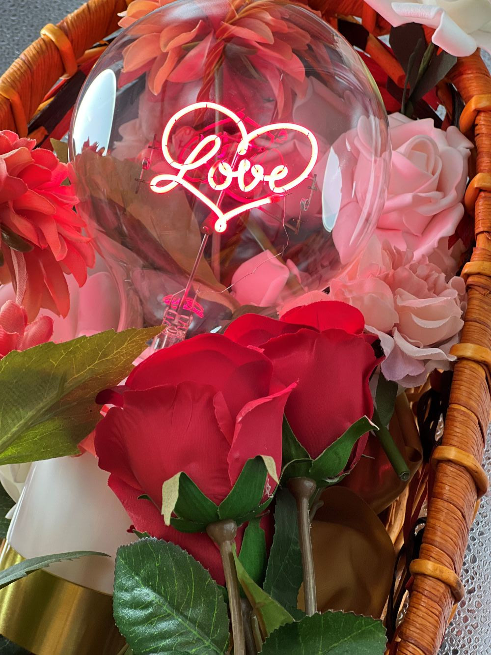 "Love" LED Deko-Glühbirne – Botschaftsleuchte