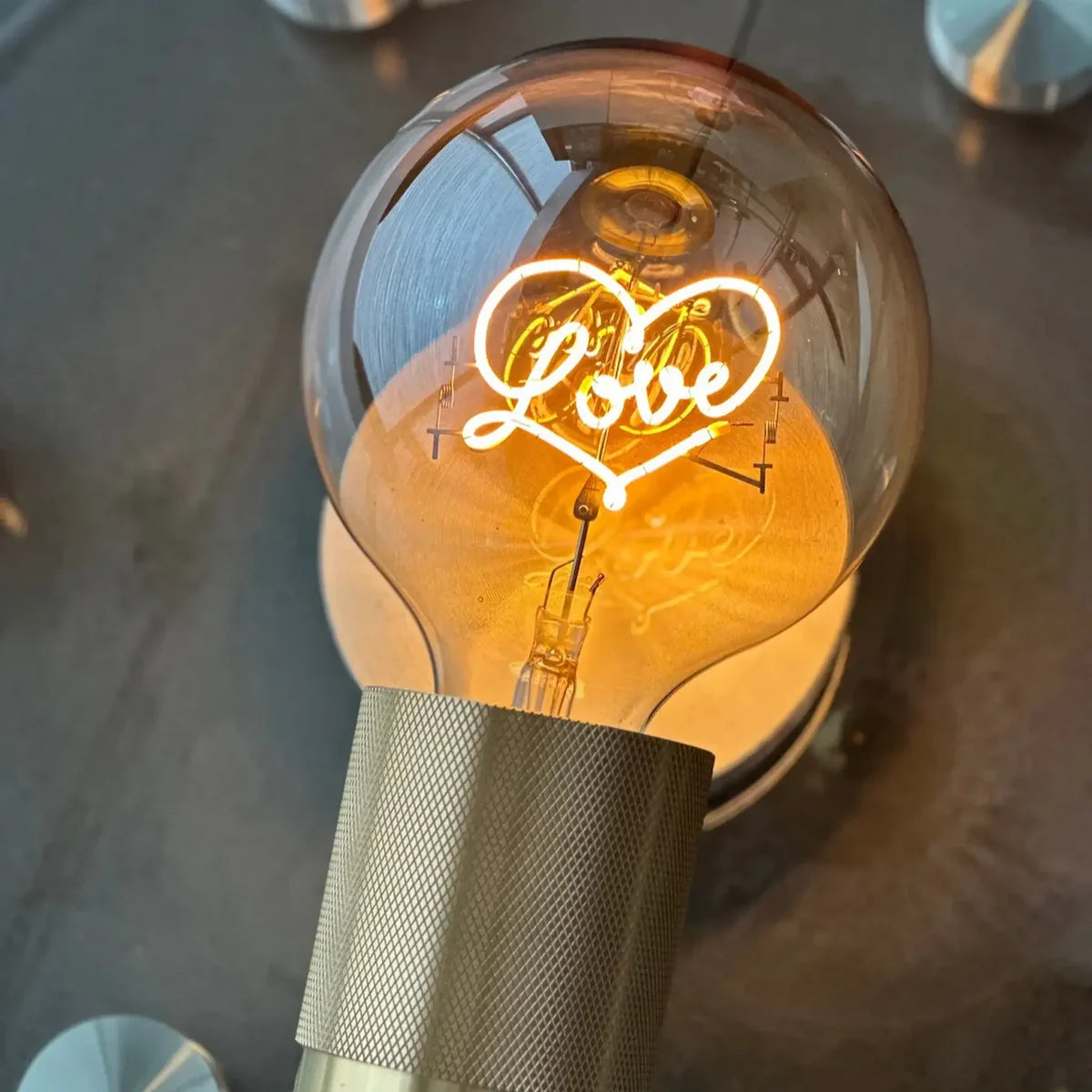 "Love" LED Deko-Glühbirne – Botschaftsleuchte