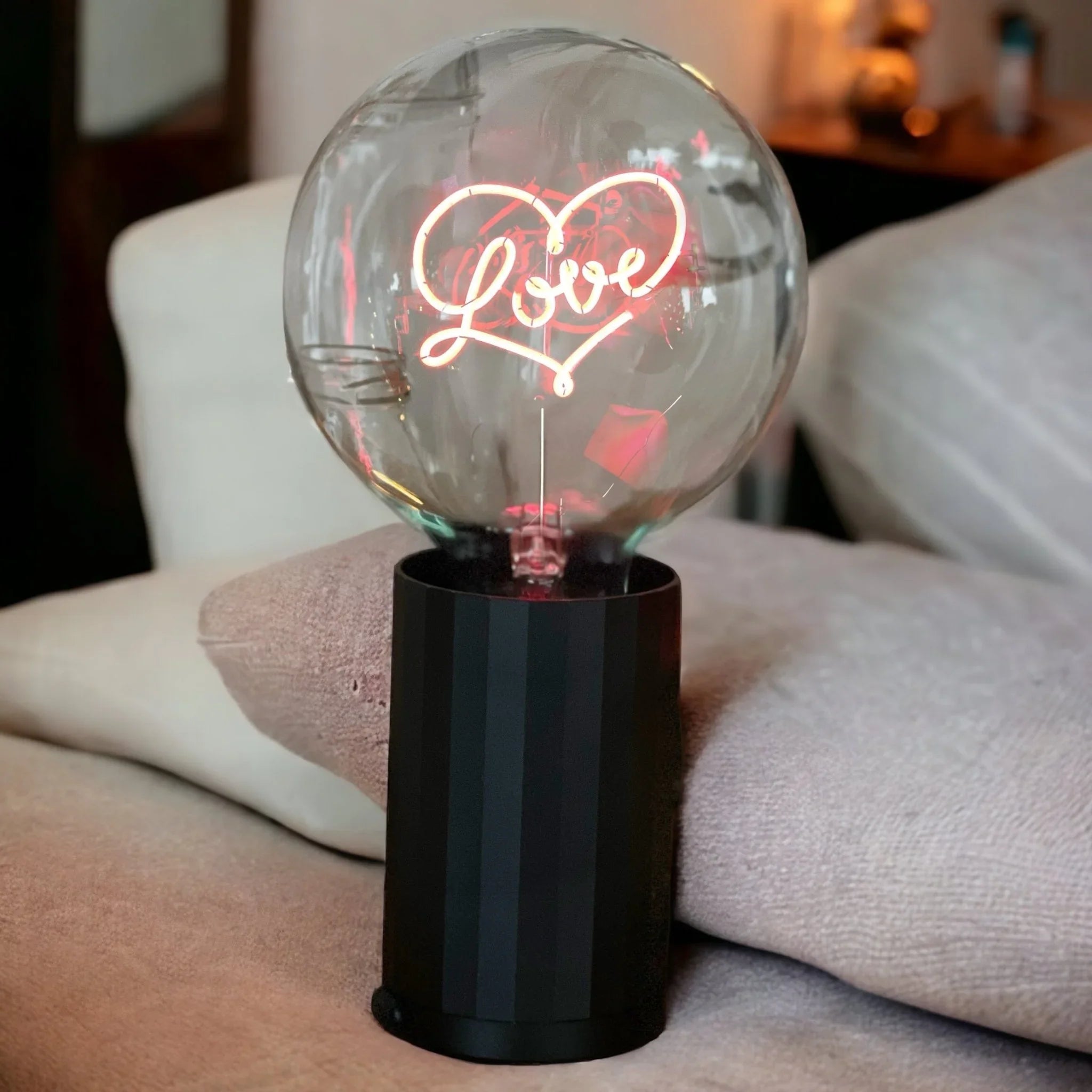 „Love“ Akku LED Deko-Glühbirne – Stimmungsbild
