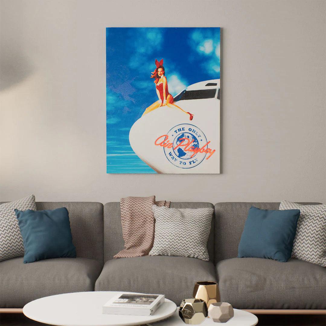 TOM NEON LED Wandkunst 'Air Playboy'. Stylische Neonschriftzug mit dem ikonischen Playboy-Logo in leuchtenden Farben. Ideal für trendige und elegante Raumgestaltung.