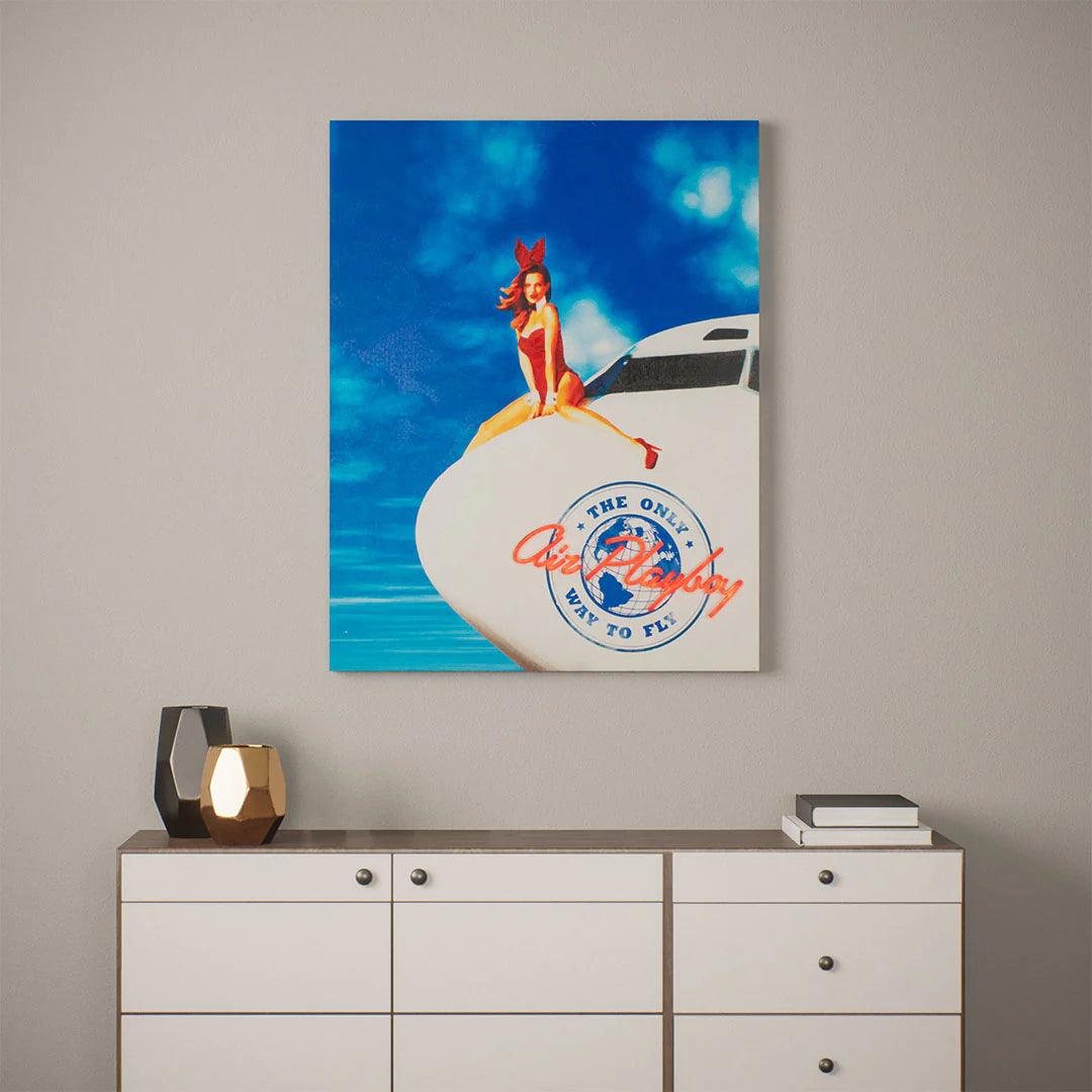 TOM NEON LED Wandkunst 'Air Playboy'. Stylische Neonschriftzug mit dem ikonischen Playboy-Logo in leuchtenden Farben. Ideal für trendige und elegante Raumgestaltung.