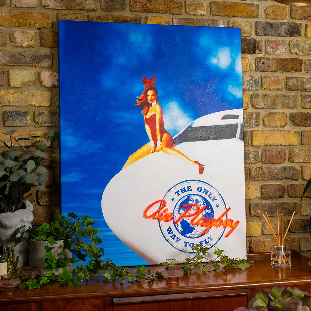 TOM NEON LED Wandkunst 'Air Playboy'. Stylische Neonschriftzug mit dem ikonischen Playboy-Logo in leuchtenden Farben. Ideal für trendige und elegante Raumgestaltung.