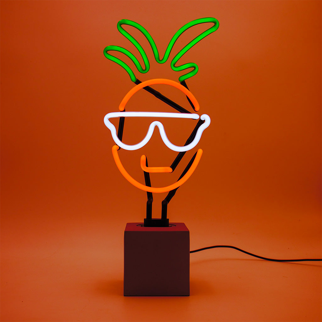 TOM NEON Glas Stand-Neon 'Ananas'. Leuchtende Neonlampe in Form einer Ananas, stilvoll präsentiert auf einem stabilen Glasstand. Ideal für eine tropische und trendige Raumdekoration.