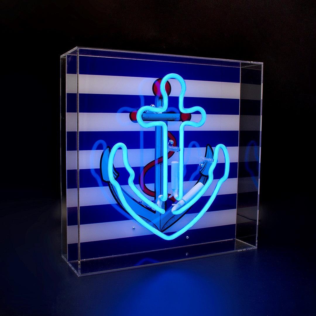 TOM NEON Glas Neon Box 'Anker'. Maritimes Neonlicht mit einem Anker-Motiv, eingebettet in einer stilvollen Glasbox. Perfekt für nautische und moderne Raumdekoration.