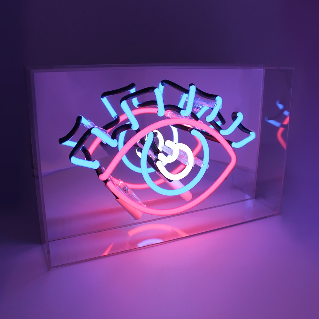 TOM NEON Glas Neon Box 'Auge'. Leuchtende Neonkunst mit einem Augenmotiv, stilvoll eingebettet in einer Glasbox. Perfekt für eine auffällige und moderne Raumdekoration.