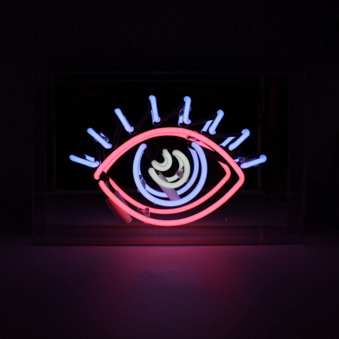 TOM NEON Glas Neon Box 'Auge'. Leuchtende Neonkunst mit einem Augenmotiv, stilvoll eingebettet in einer Glasbox. Perfekt für eine auffällige und moderne Raumdekoration.