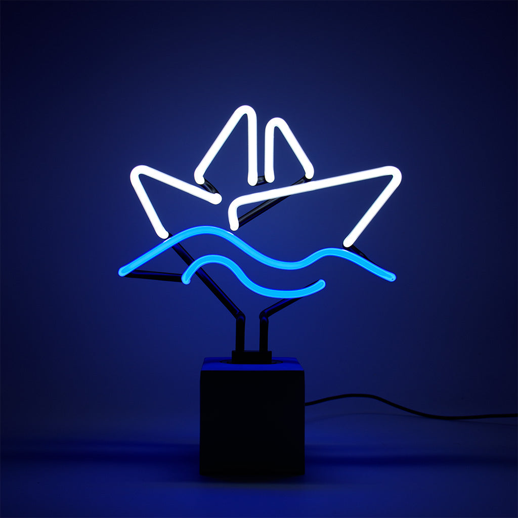 TOM NEON Glas Stand-Neon 'Boot'. Leuchtende Neonlampe in Form eines Bootes, stilvoll präsentiert auf einem stabilen Glasstand. Ideal für eine maritime und trendige Raumdekoration.