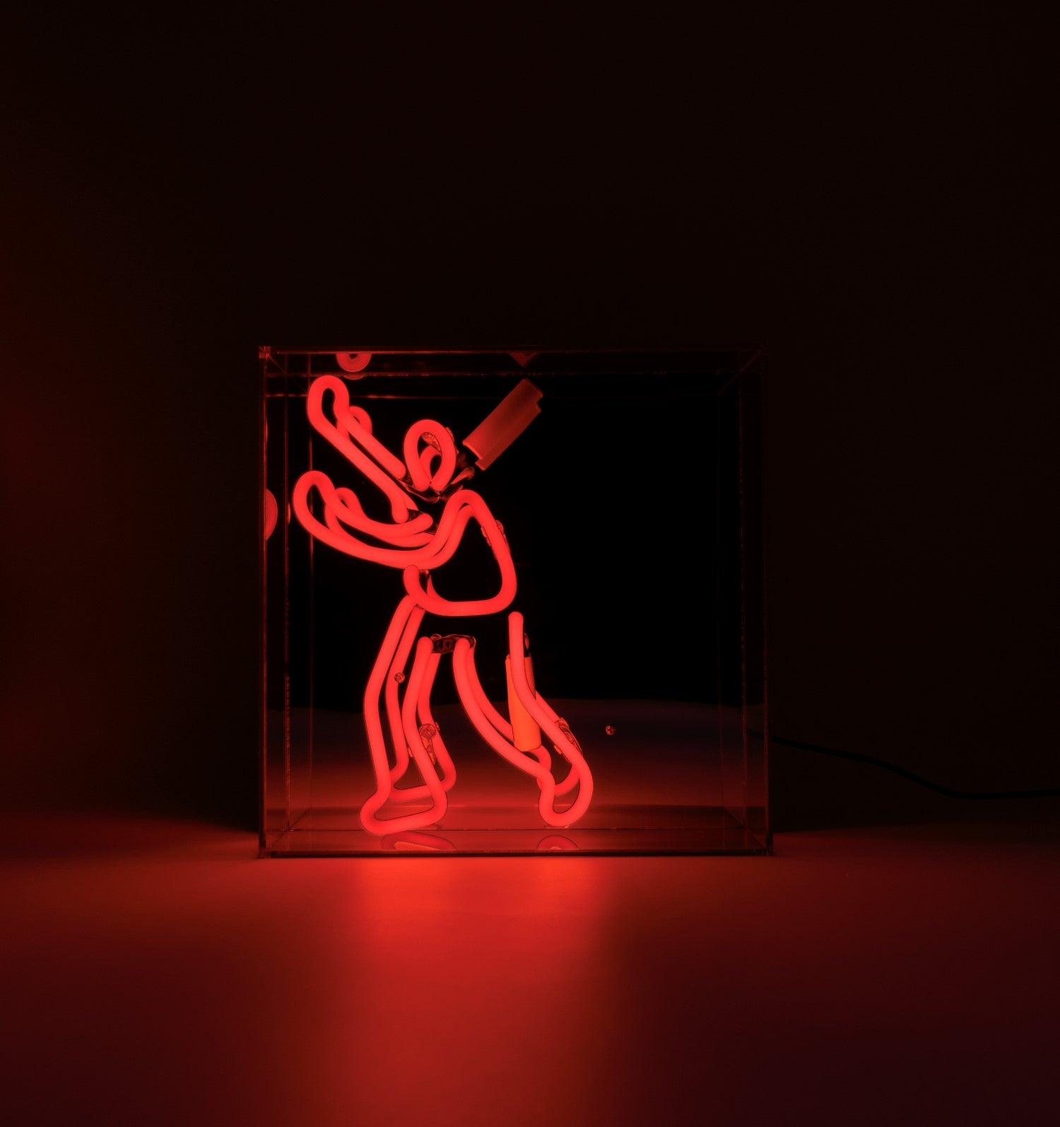 TOM NEON Glas Neon Box 'Buchmann'. Leuchtendes Neonlicht mit einem Buchmotiv, eingebettet in einer eleganten Glasbox. Perfekt für eine stilvolle und literarische Raumdekoration.