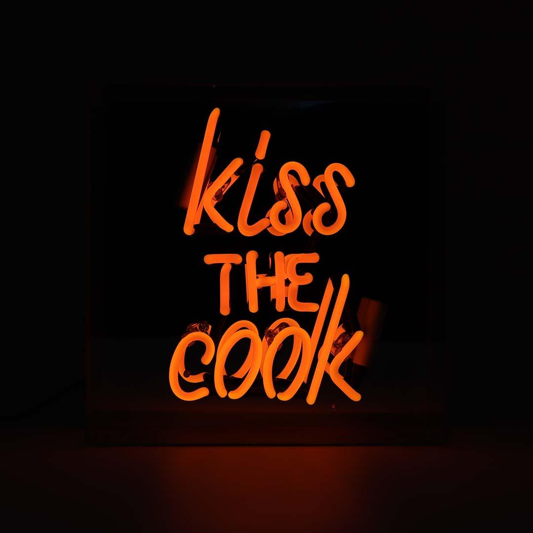 "Kiss the Cook" Glas Neon Box - TOM NEON