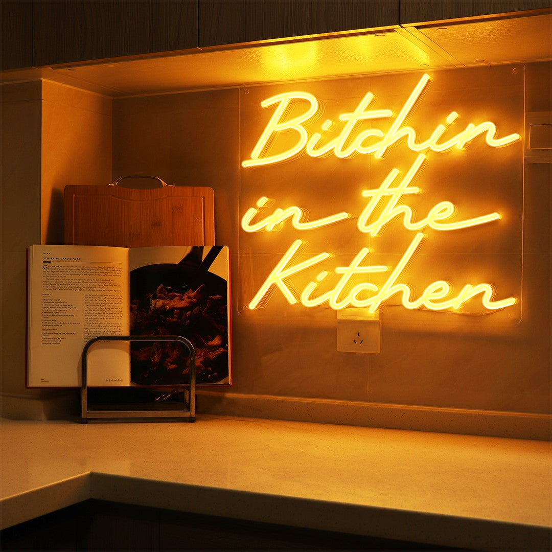 TOM NEON LED Schriftzug 'Bitchin in the Kitchen'. Leuchtender Neonschriftzug mit dem frechen Text 'Bitchin in the Kitchen' in stilvollen Buchstaben. Perfekt für eine moderne und humorvolle Küchendekoration.