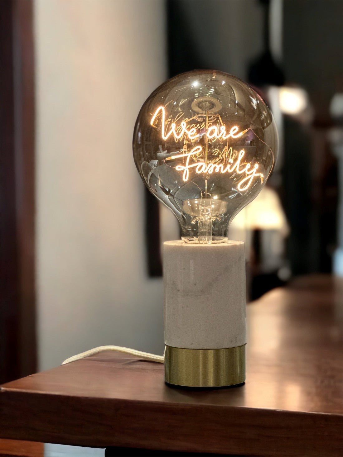 "We are Family" LED Deko-Glühbirne – Botschaftsleuchte