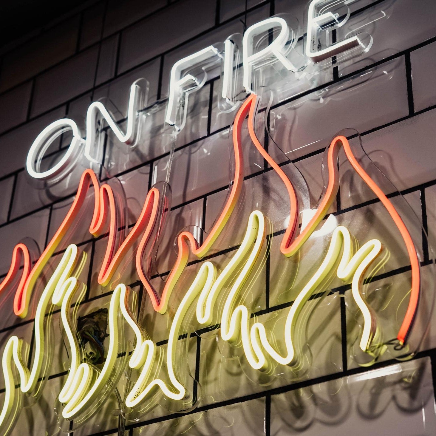 fire-neon-sign-hang-wall - TOM NEON