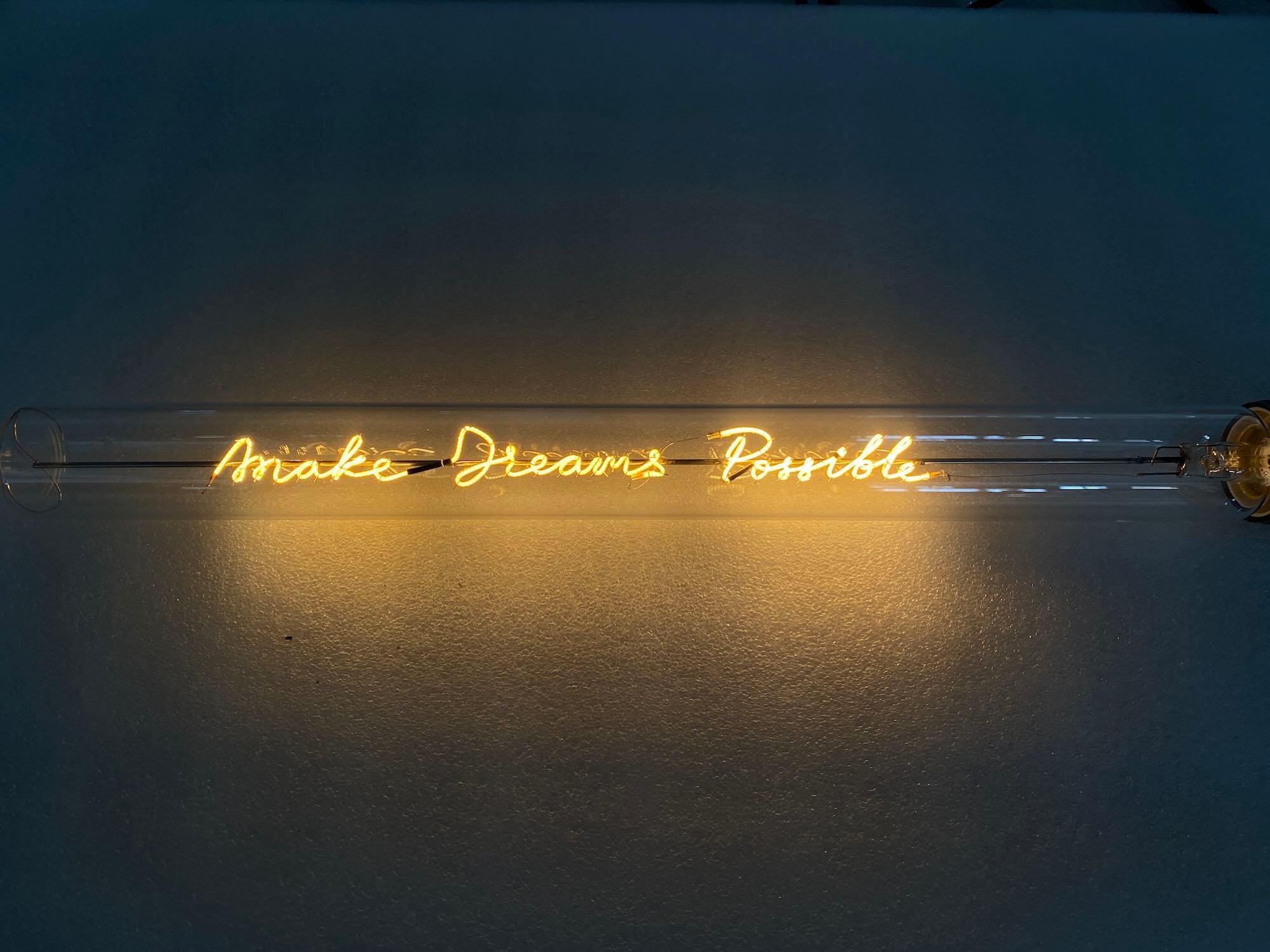 „Make Dreams Possible“ Deko-Leuchtröhre – Botschaftsleuchte