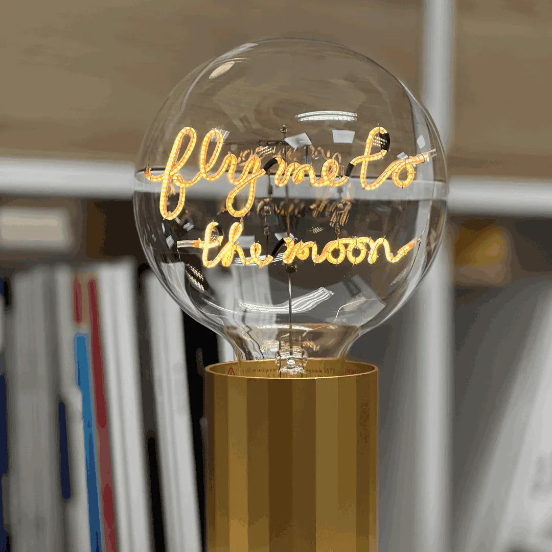 „Fly Me to the Moon“ Akku LED Deko-Glühbirne – Detailansicht