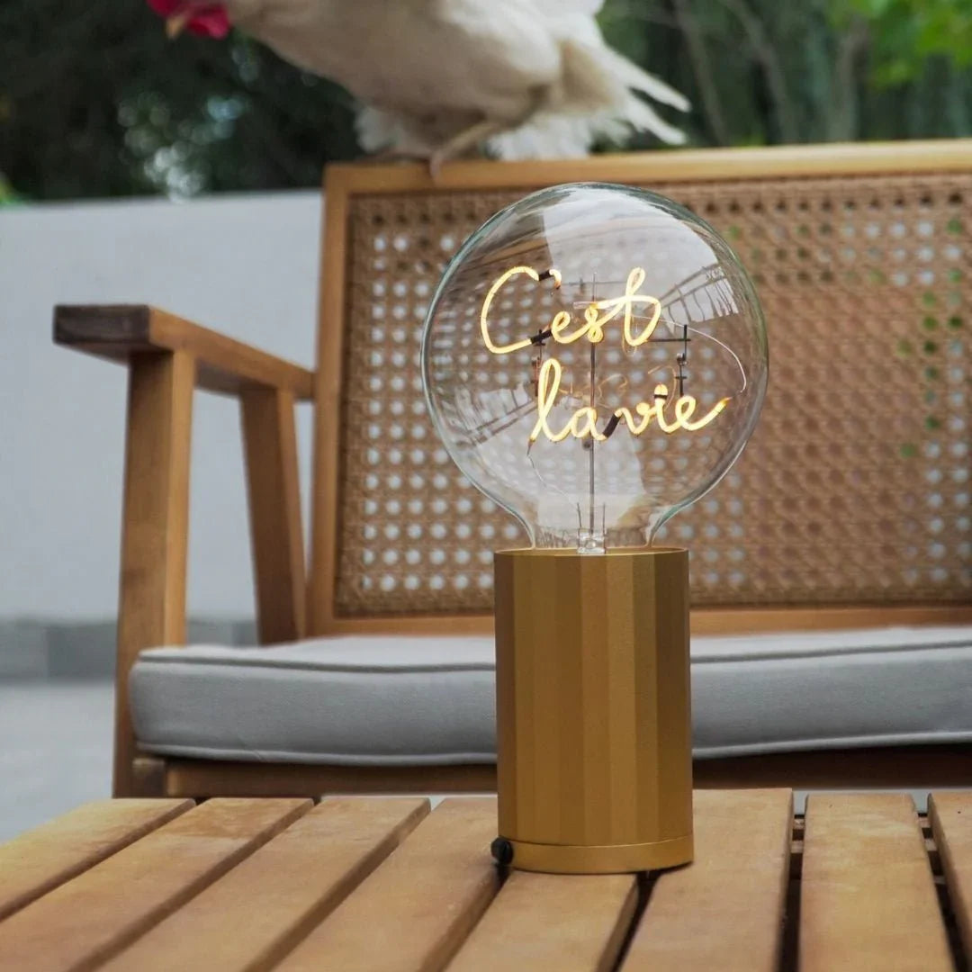 „C'est la Vie“ Akku LED Deko-Glühbirne – Detailansicht