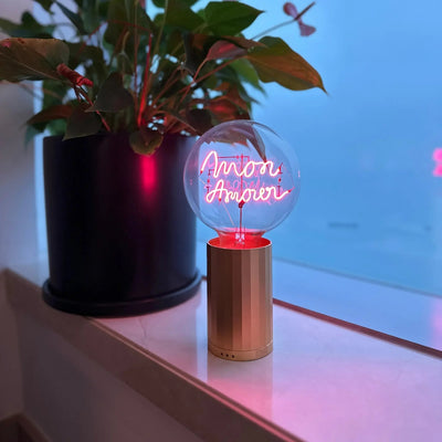 „Mon Amour“ Akku LED Deko-Glühbirne – Wohnraum-Szene