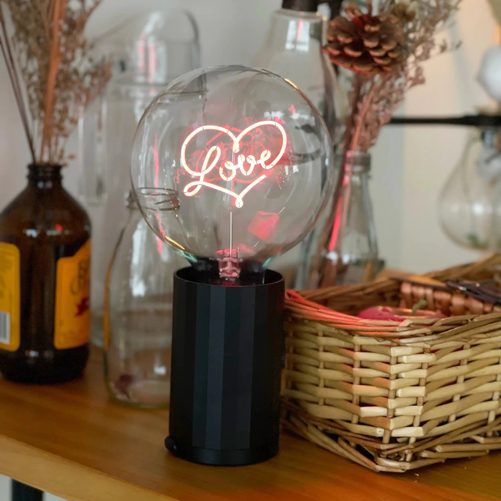 „Love“ Akku LED Deko-Glühbirne – Wohnraum-Szene