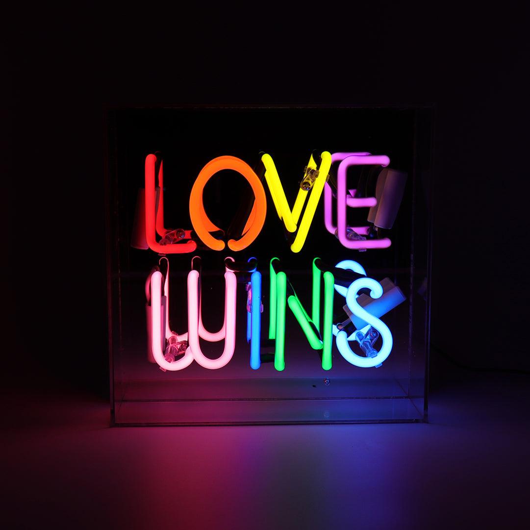 "Love Wins" Glas Neon Box - TOM NEON