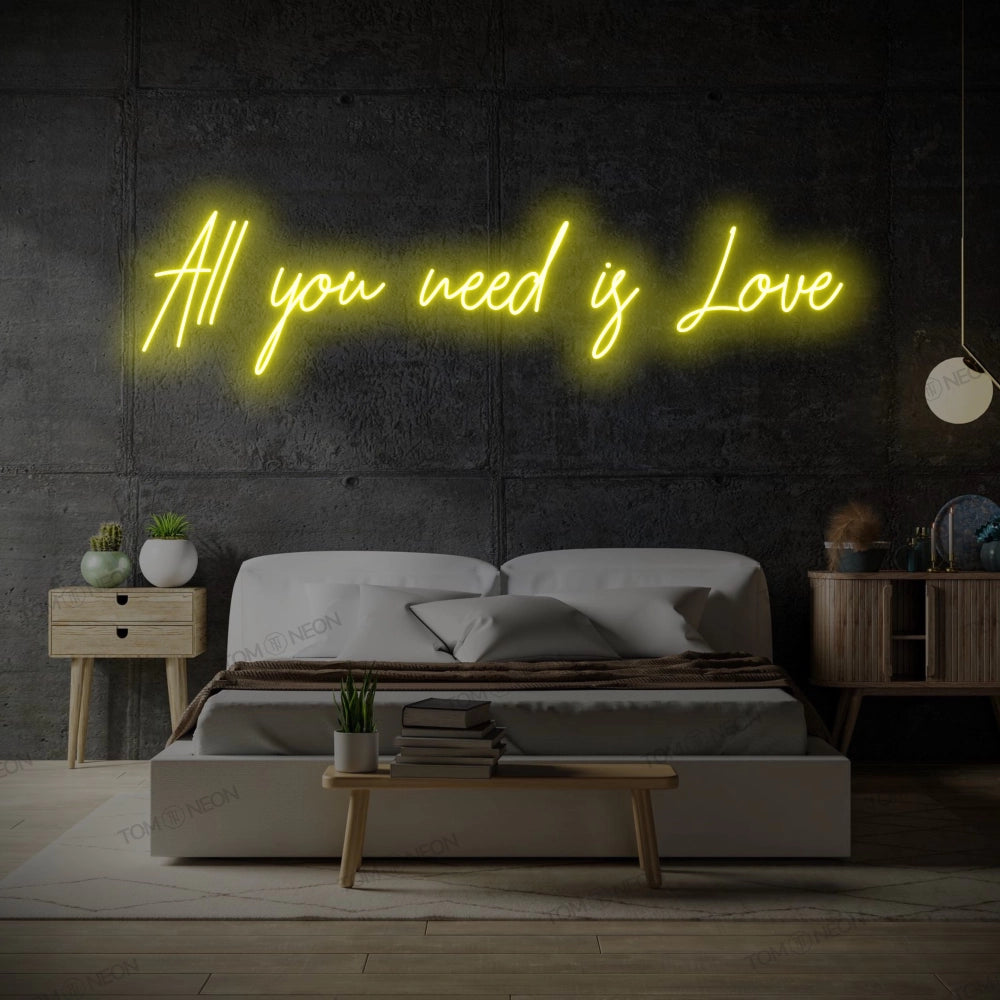 TOM NEON LED Schriftzug 'All you need is Love' in gelb. Leuchtender Neonschriftzug mit der Botschaft 'All you need is Love' in stilvollen Buchstaben. Ideal für romantische und moderne Raumgestaltung.