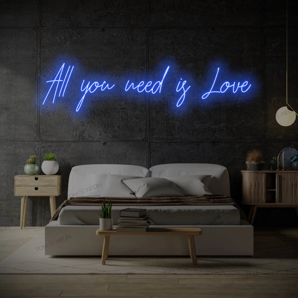 TOM NEON LED Schriftzug 'All you need is Love' in blau. Leuchtender Neonschriftzug mit der Botschaft 'All you need is Love' in stilvollen Buchstaben. Ideal für romantische und moderne Raumgestaltung.