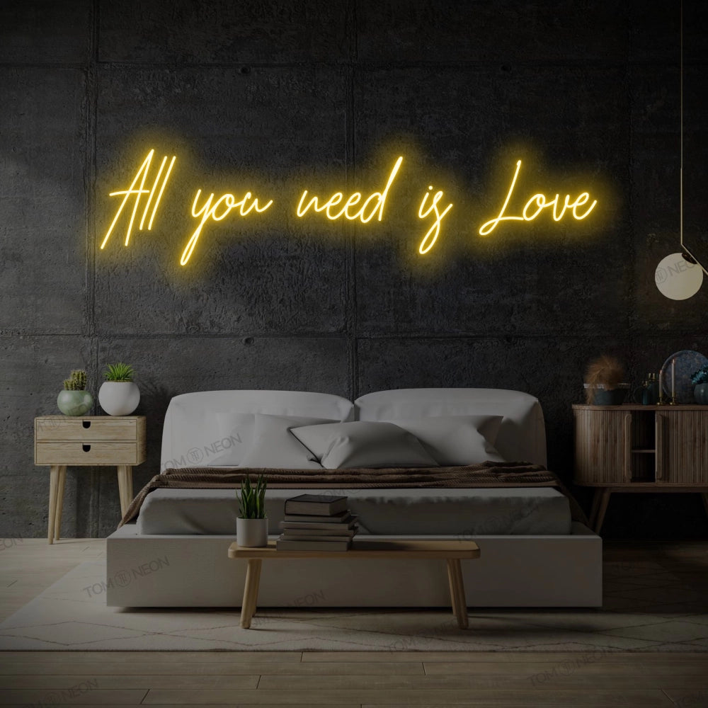 TOM NEON LED Schriftzug 'All you need is Love' in zitronengelb. Leuchtender Neonschriftzug mit der Botschaft 'All you need is Love' in stilvollen Buchstaben. Ideal für romantische und moderne Raumgestaltung.