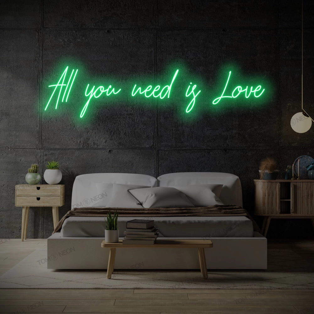 TOM NEON LED Schriftzug 'All you need is Love' in grün. Leuchtender Neonschriftzug mit der Botschaft 'All you need is Love' in stilvollen Buchstaben. Ideal für romantische und moderne Raumgestaltung.