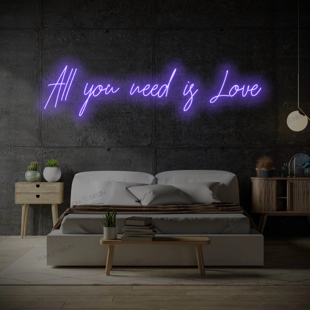 TOM NEON LED Schriftzug 'All you need is Love' in lila. Leuchtender Neonschriftzug mit der Botschaft 'All you need is Love' in stilvollen Buchstaben. Ideal für romantische und moderne Raumgestaltung.