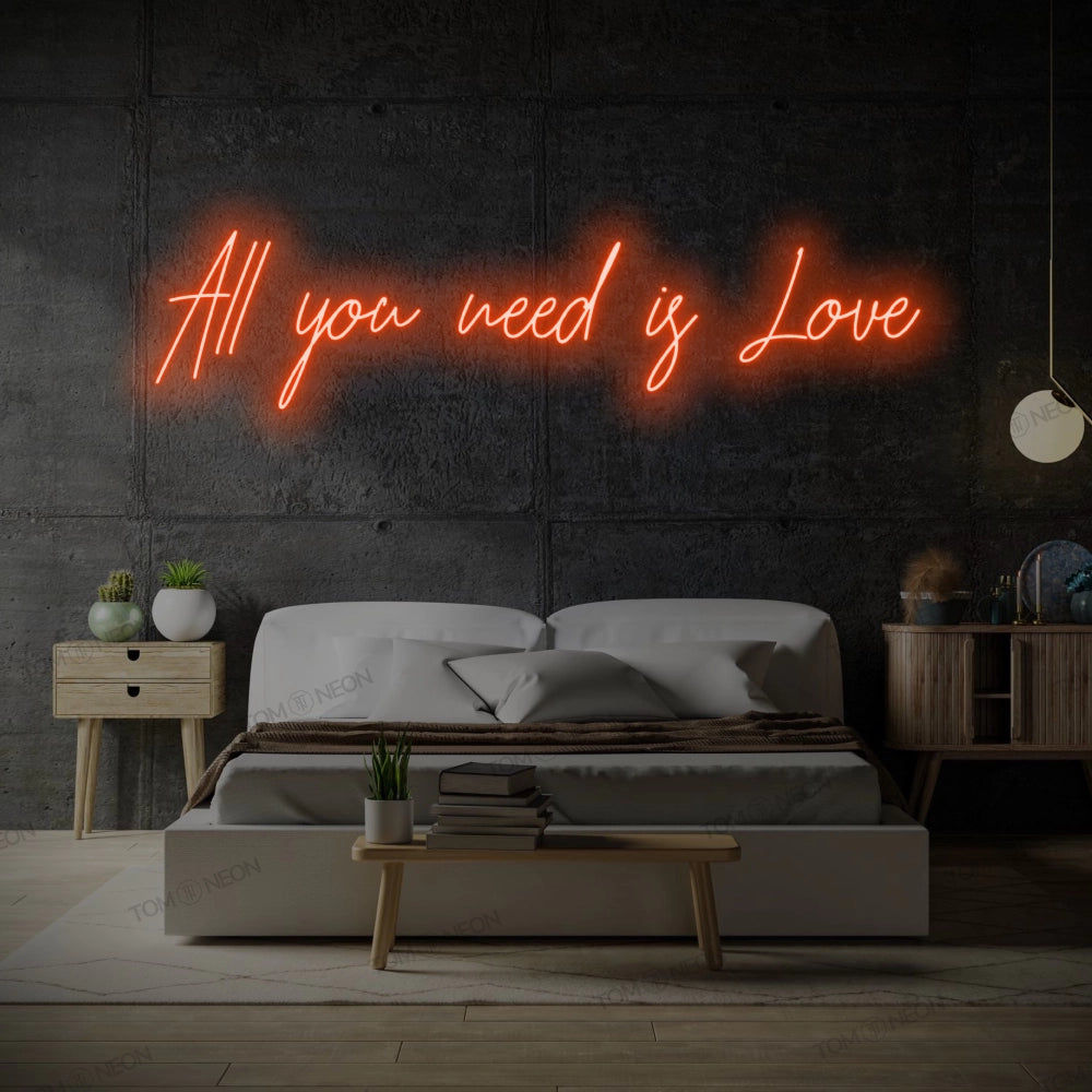 TOM NEON LED Schriftzug 'All you need is Love' in orange. Leuchtender Neonschriftzug mit der Botschaft 'All you need is Love' in stilvollen Buchstaben. Ideal für romantische und moderne Raumgestaltung.