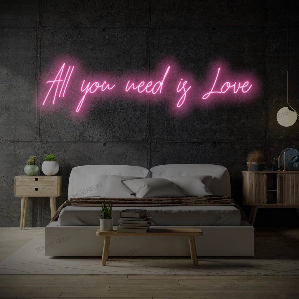 TOM NEON LED Schriftzug 'All you need is Love' in rosa. Leuchtender Neonschriftzug mit der Botschaft 'All you need is Love' in stilvollen Buchstaben. Ideal für romantische und moderne Raumgestaltung.