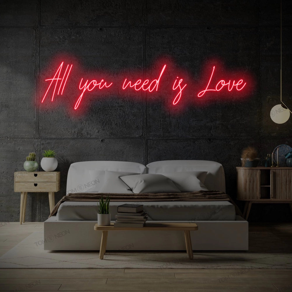 TOM NEON LED Schriftzug 'All you need is Love' in rot. Leuchtender Neonschriftzug mit der Botschaft 'All you need is Love' in stilvollen Buchstaben. Ideal für romantische und moderne Raumgestaltung.