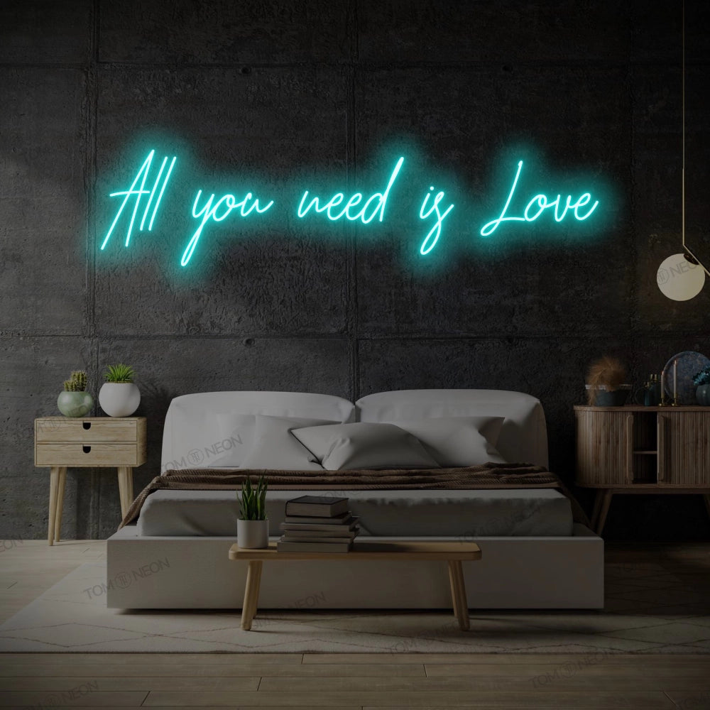 TOM NEON LED Schriftzug 'All you need is Love' in türkis. Leuchtender Neonschriftzug mit der Botschaft 'All you need is Love' in stilvollen Buchstaben. Ideal für romantische und moderne Raumgestaltung.