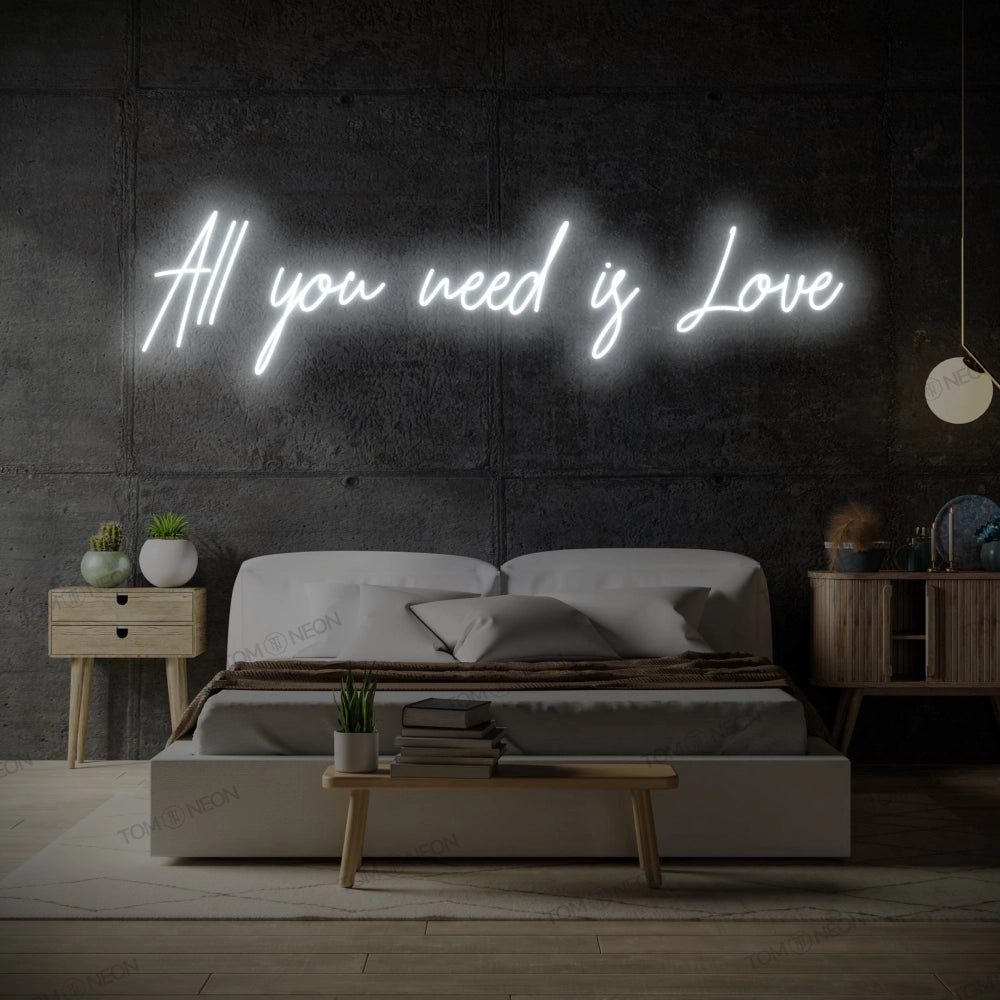 TOM NEON LED Schriftzug 'All you need is Love' in weiß. Leuchtender Neonschriftzug mit der Botschaft 'All you need is Love' in stilvollen Buchstaben. Ideal für romantische und moderne Raumgestaltung.