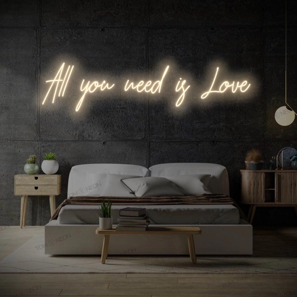 TOM NEON LED Schriftzug 'All you need is Love' in warmweiß. Leuchtender Neonschriftzug mit der Botschaft 'All you need is Love' in stilvollen Buchstaben. Ideal für romantische und moderne Raumgestaltung.