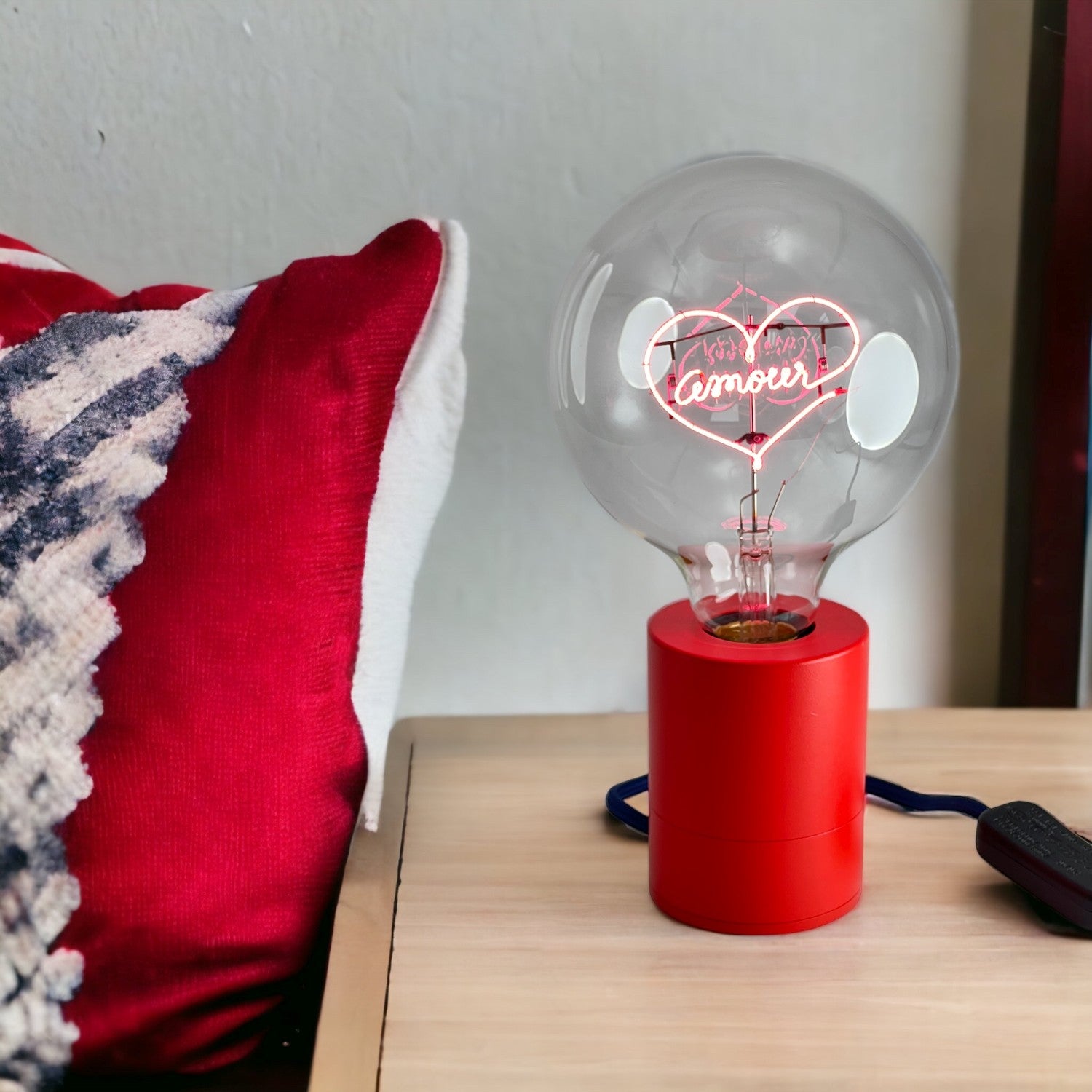 "Amour" LED Deko-Glühbirne – Botschaftsleuchte