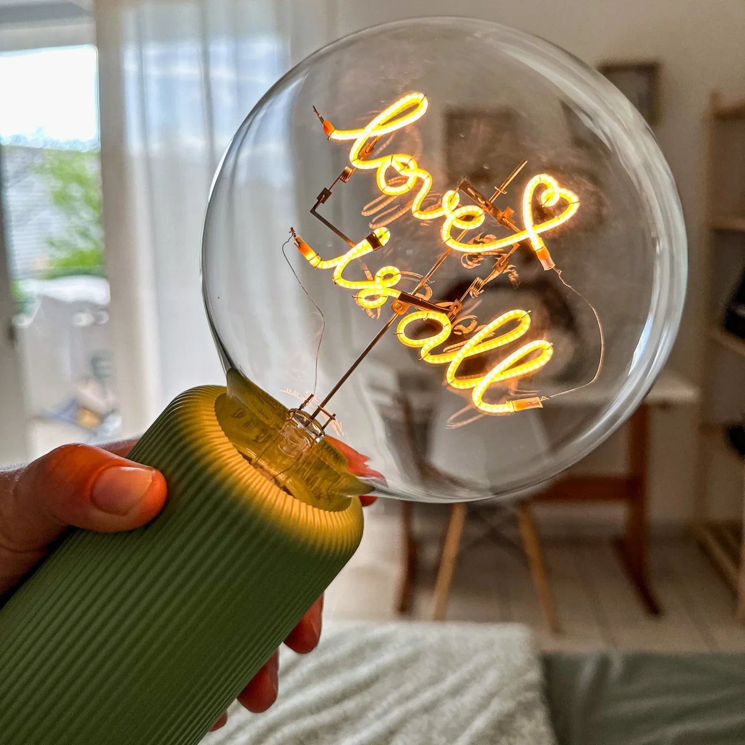 „Love Is All“ Akku LED Deko-Glühbirne – Wohnraum-Szene