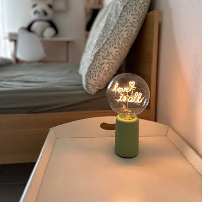 „Love Is All“ Akku LED Deko-Glühbirne – Stimmungsbild