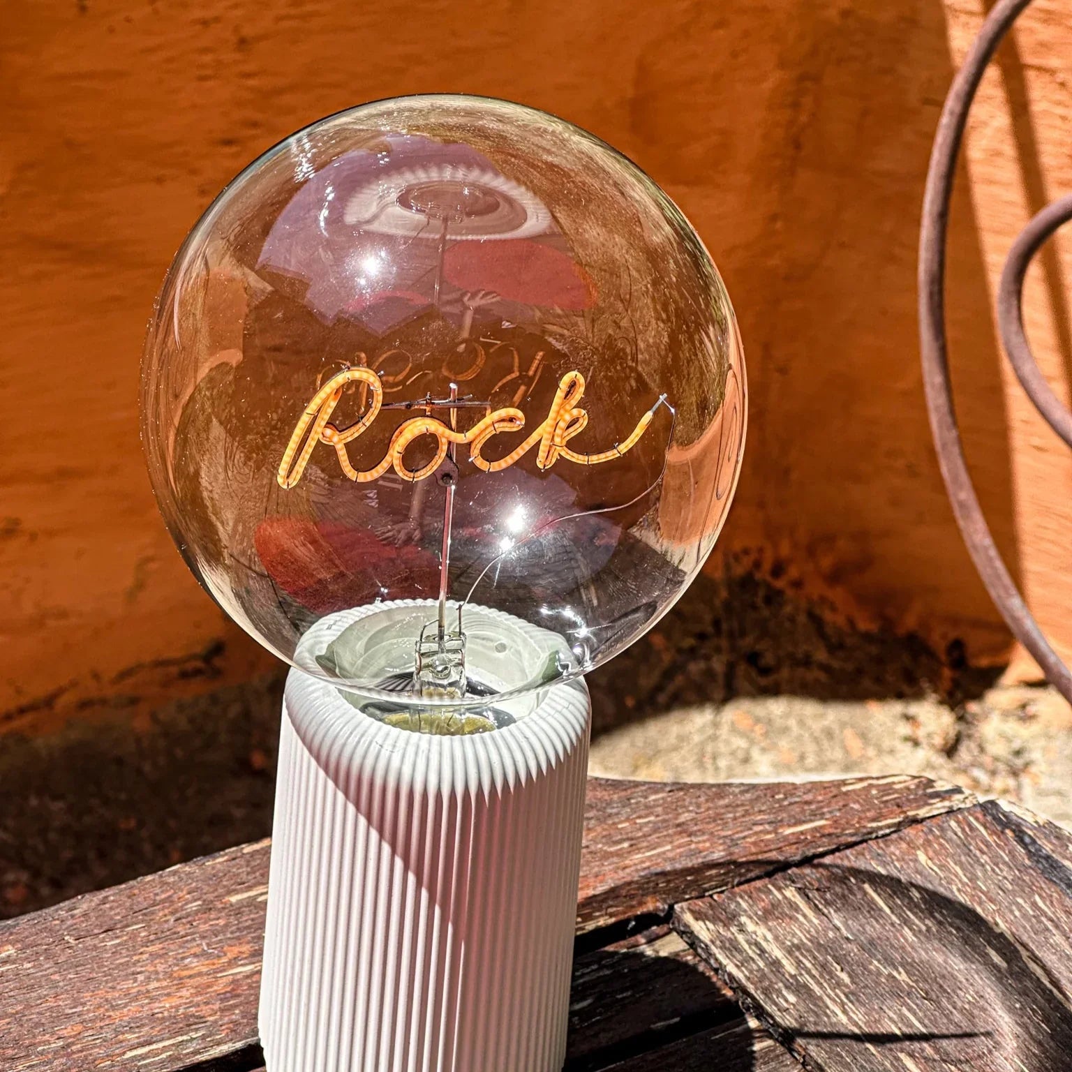 „Rock“ Akku LED Deko-Glühbirne – Stimmungsbild