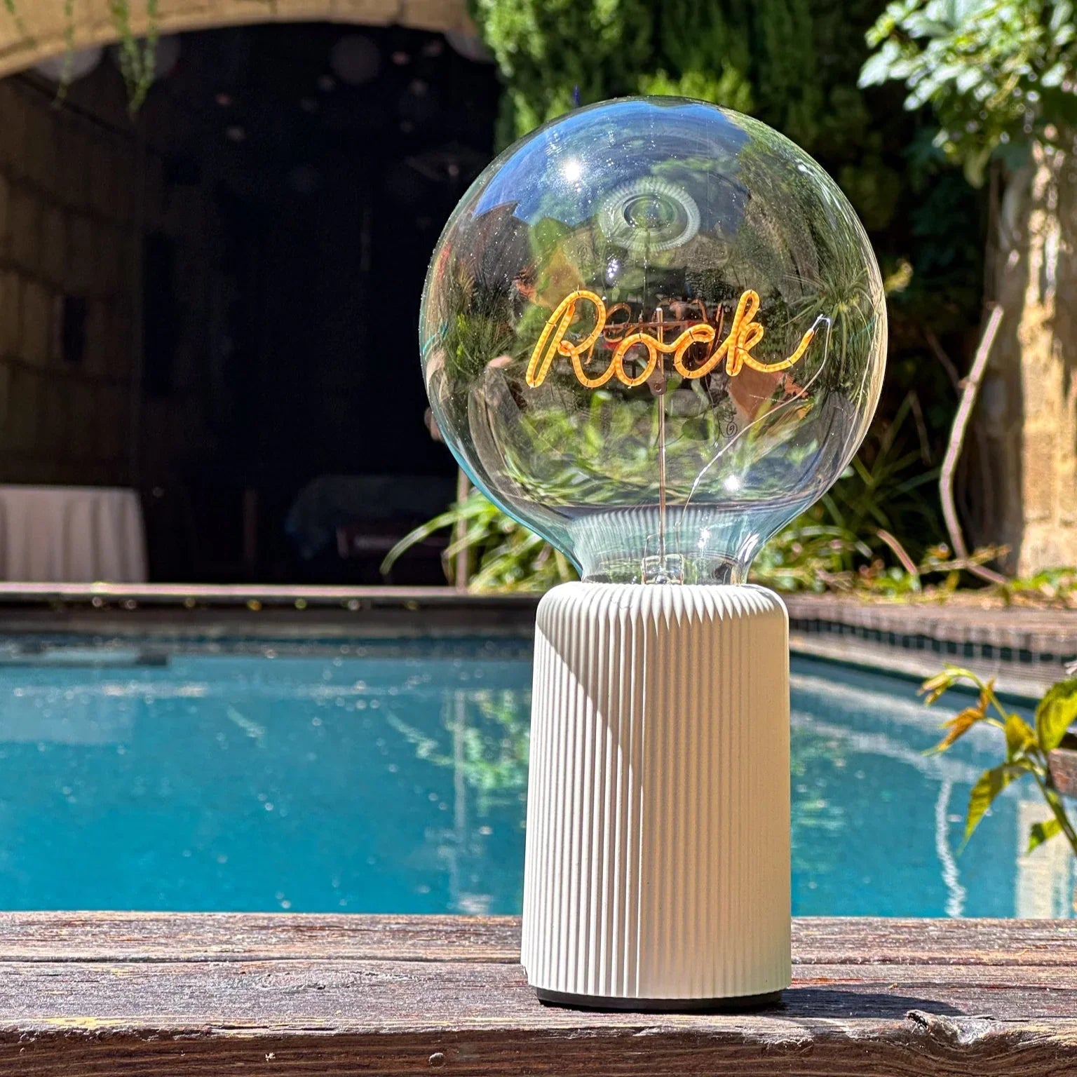 „Rock“ Akku LED Deko-Glühbirne – Detailansicht