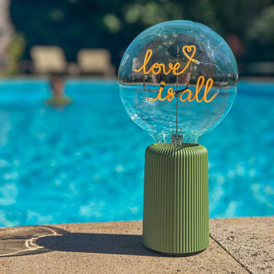 „Love Is All“ Akku LED Deko-Glühbirne – Detailansicht