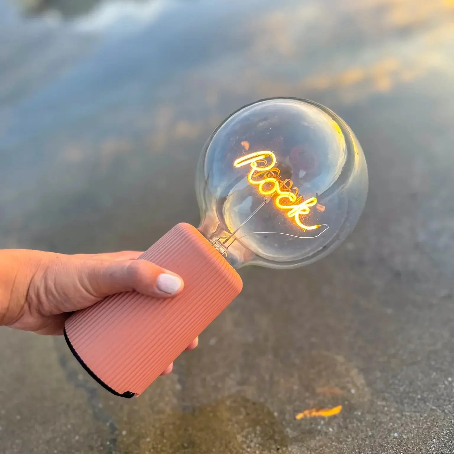 „Rock“ Akku LED Deko-Glühbirne – Wohnraum-Szene