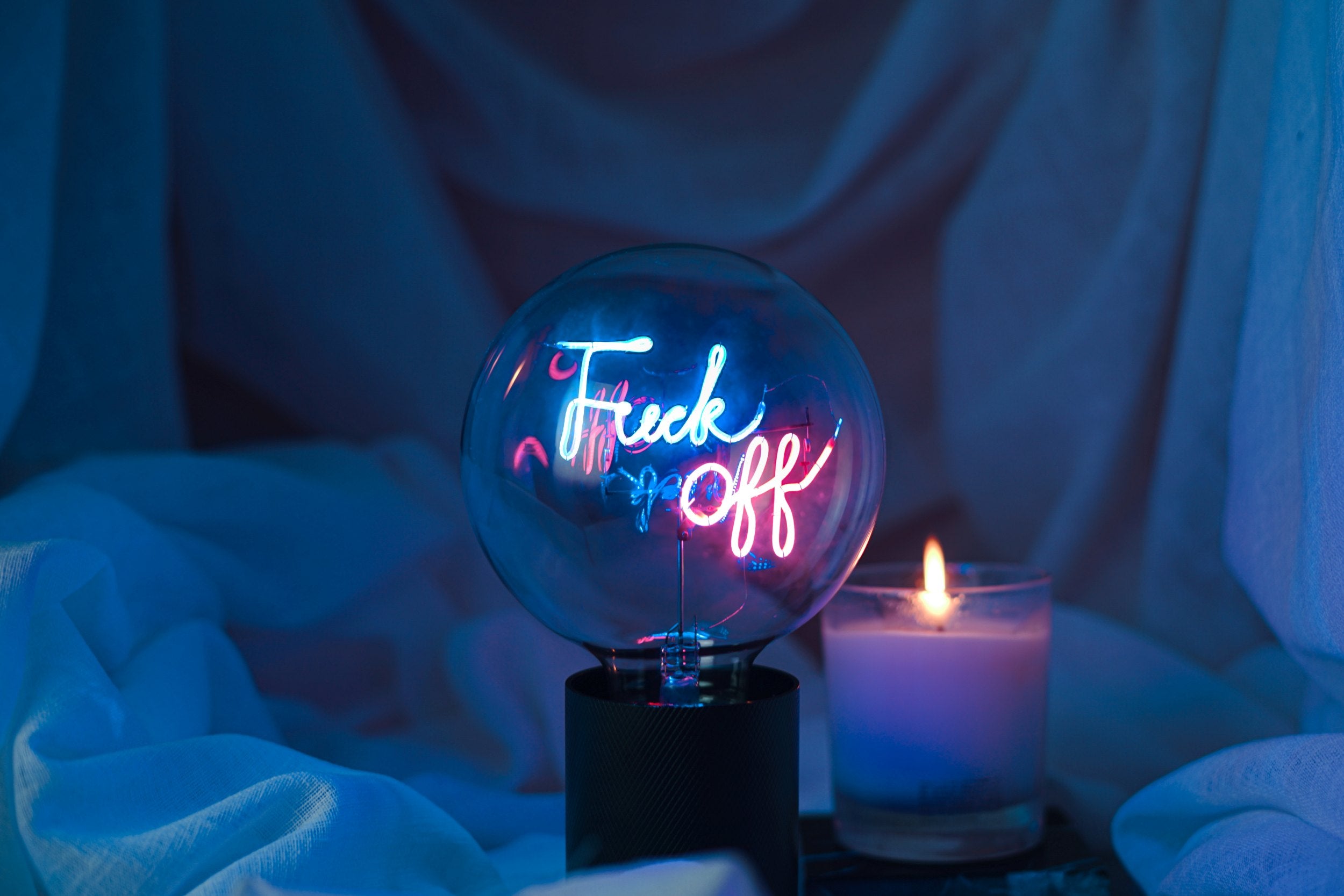 "Fck off" LED Deko-Glühbirne – Botschaftsleuchte