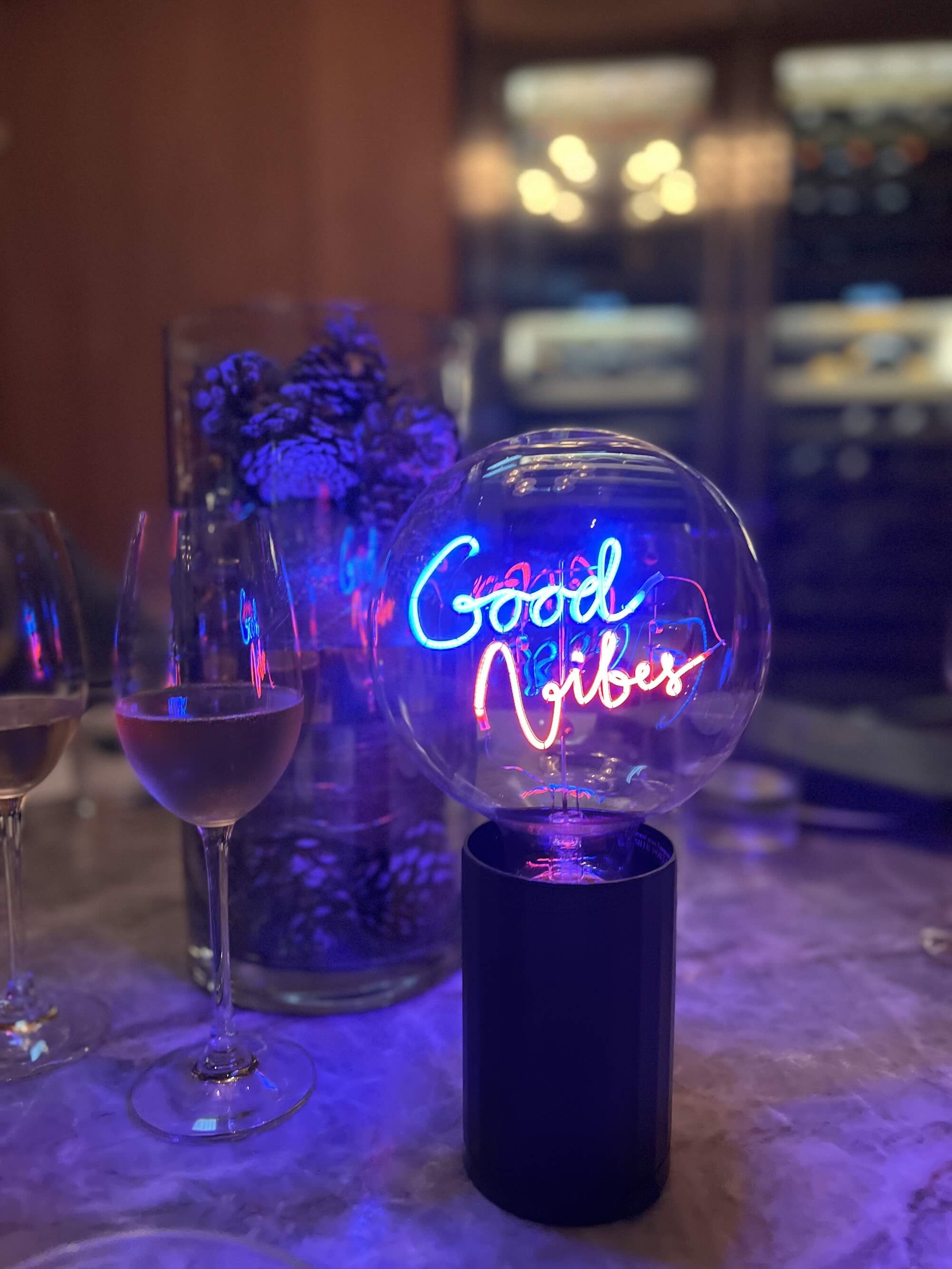 „Good Vibes“ Akku LED Deko-Glühbirne – Botschaftsleuchte