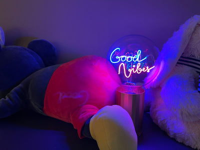 „Good Vibes“ Akku LED Deko-Glühbirne – Botschaftsleuchte